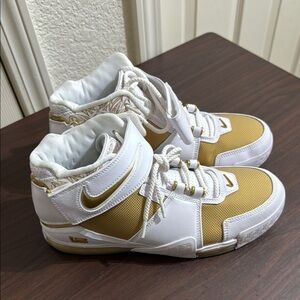 White and Gold High-Top Sneakers Lebron Zoom II